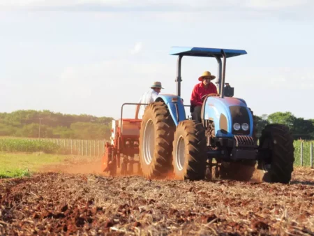 Operadores de máquinas agrícolas em Itapetininga, um dos setores que mais